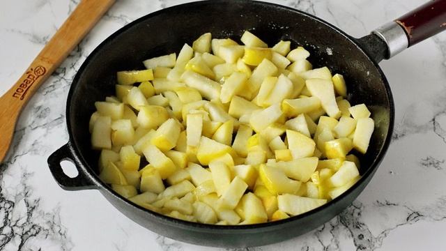 Тертый пирог с яблоками и творогом