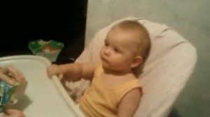 малыш чавкает ))