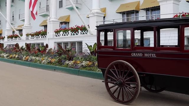 A Garden Tour of the Grand Hotel Mackinac Island | Gardening with Creekside смотреть онлайн