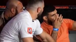 Мухамед Калмыков ударил Персидского Дагестанца прямо во время конференции ?Что происходит опять?