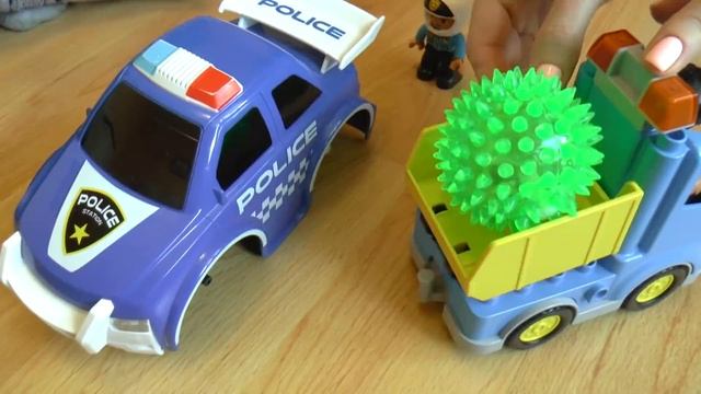 Полицейская машина прокалывает колеса Сеня играет в машинки игрушки