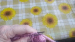 Сшиваю капюшон иглой петля в петлю платочную вязку.