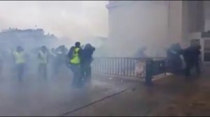 Un CRS se fait frapper par une dizaine de manifestants