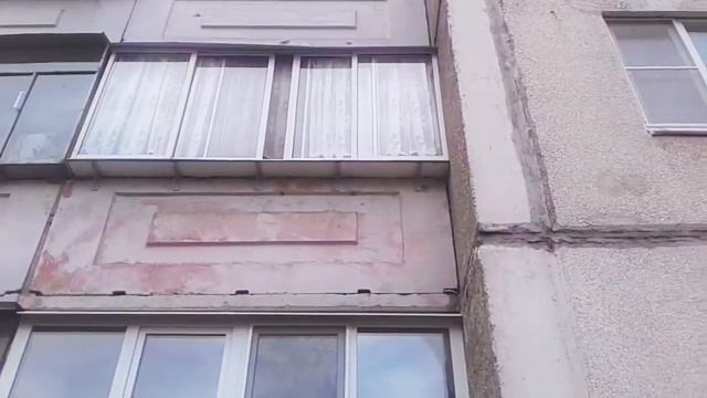 Друг упал с 2 этажа, жалко!😢 смотреть онлайн