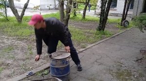 Вырезаем круги из толстой резины.