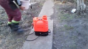 Первая обработка  сада  железным купоросом при помощи аккумуляторного  опрыскивателя  Форте