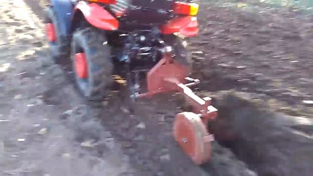 МТЗ-152 вспашка однокорпусным плугом смотреть онлайн