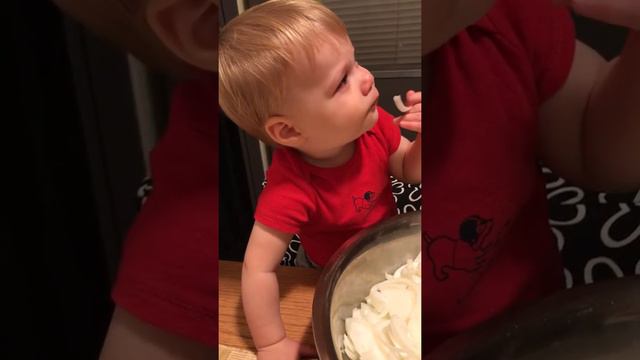 Ребёнок ест лук смотреть онлайн