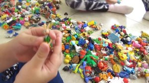 Катя и очень много киндеров. Киндер игрушки.