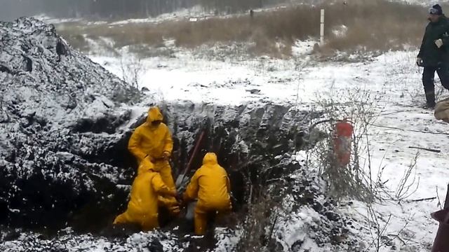 Экстрим  по нашему ремонт нефтяной трубы (Слабонервных прошу не смотреть)