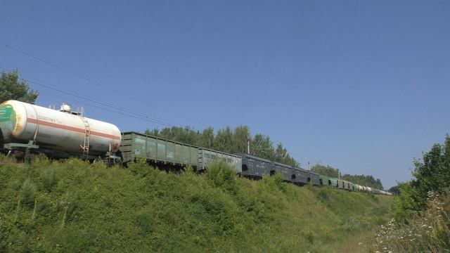 ВЛ10У-244 с грузовым поездом почти останавливается на мосту через реку Клязьма смотреть онлайн