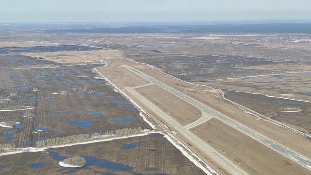 Взлет из аэропорта Толмачево в Новосибирске ранней весной