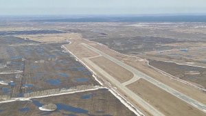Взлет из аэропорта Толмачево в Новосибирске ранней весной
