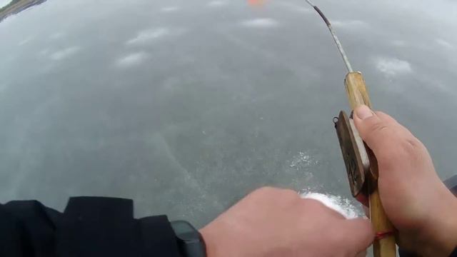 Рыбалка на жерлицы . Супер батл карась & окуня. смотреть онлайн