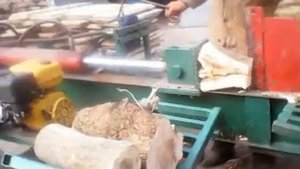 Самодельный гидравлический дровокол в работе