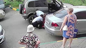 полицейский Рыбченко избивает пьяницу в Воронеже