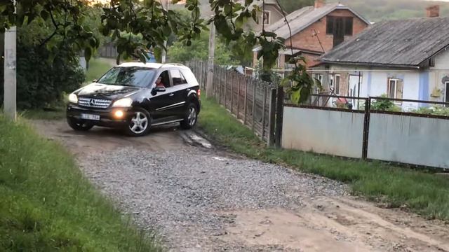 Black Mercedes ML 320CDI