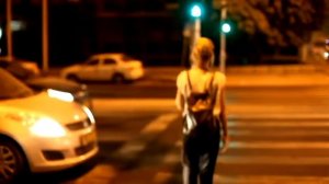 Girl crossing road_traffic light_night_Девушка переходит дорогу_светофор_Footage 017