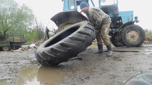 МТЗ 80 замена задней покрышки(15.5R38 Кама Ф-2А )