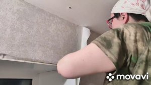 Как сделать незаметным стык обоев над окном