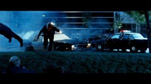 Т-800 стреляет из минигана по машинам полиции. Терминатор 2: Судный день.