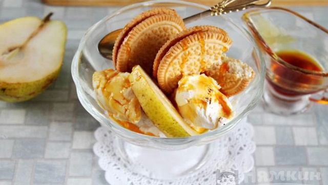 Десерт из творога с карамельным сиропом и грушей