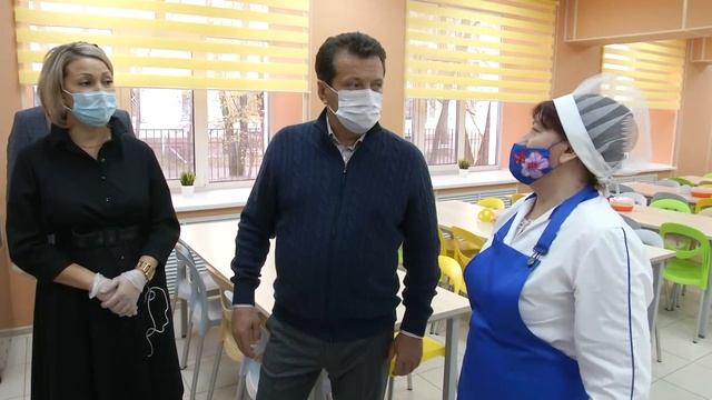 Ильсур Метшин посетил отремонтированную столовую в школе №87 Московского района смотреть онлайн