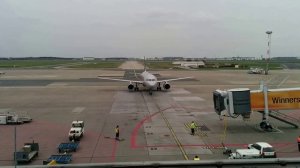 Flugzeug dockt an (SXF - Berlin Schönefeld)