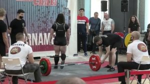 Девушка тянет штангу весом 207,5 кг и обновляет рекорд Европы.