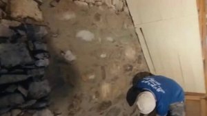 Расшивка старых каменных стен внутри дома. Стены сложены на земляной раствор!