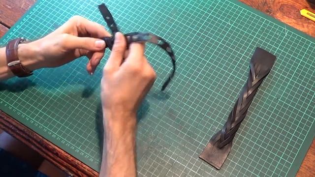 Как сплести кожаный браслет.  Два вида плетения.