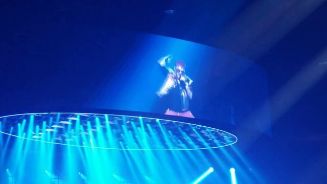 Queen + Adam Lambert - Hammer to Fall - Key Arena Seattle 07.01.2017 смотреть онлайн