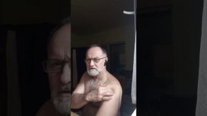 точечный массаж плеча.