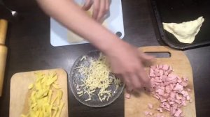 Простые слойки с картошкой, сыром и колбасой/Что испечь быстро и просто/Простые рецепты