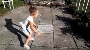 Маленькая девочка танцует