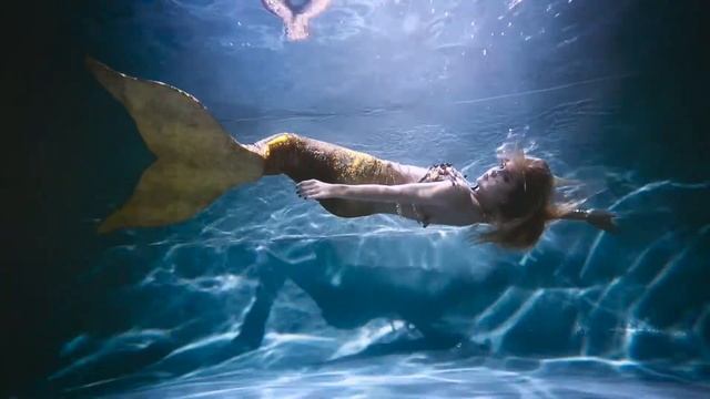 Хвост русалки - эффектное плавание под водой! смотреть онлайн