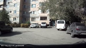 Справила нужду средь бела дня прямо у подъезда