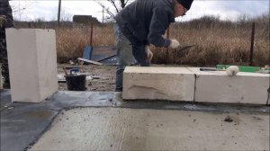 Дом с нуля. День 26. Первый ряд газоблока.