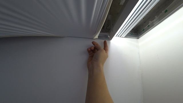 Рассказываю и показываю как заправить Угол натяжного потолка в скрытый карниз ПК5