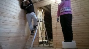 Обшиваем потолок вагонкой ?♀✌? . Убрались в прихожей. Стройка продолжается.