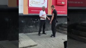 Бомж вырубил пацана с одного удара 2018