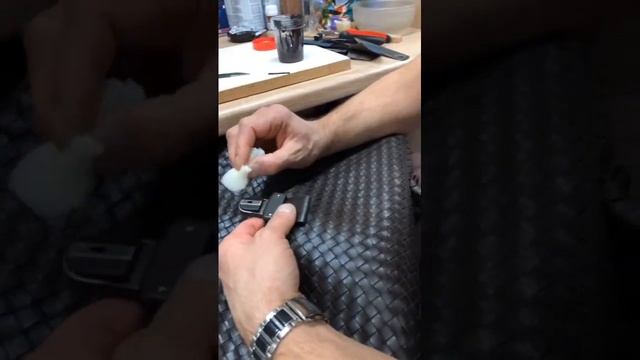 Зачистка, покраска и сушка фурнитуры сумки