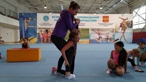 Растяжка у группы начальной подготовки