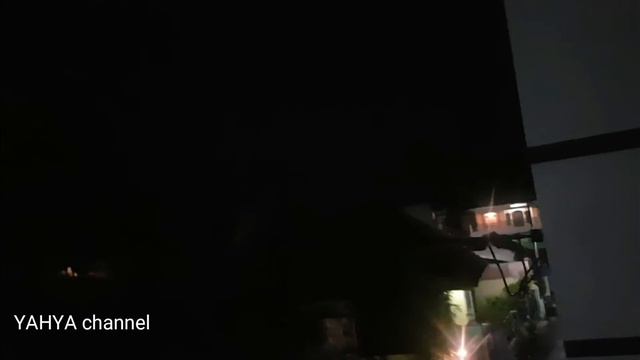 TENGAH MALAM ADA KILATAN CAHAYA TERANGDI BALIK GUNUNG ARJUNO