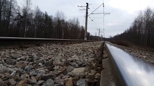 Переезд железнодорожных рельс на мотоцикле