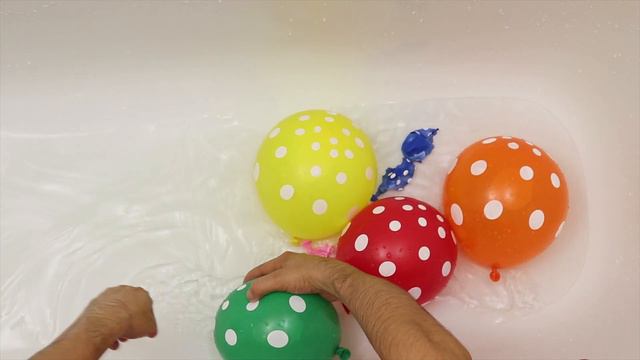 Шарики с водой Песня Для детей Развивающее видео Учим цвета Лопаем воздушные шарики серии 5 смотреть онлайн