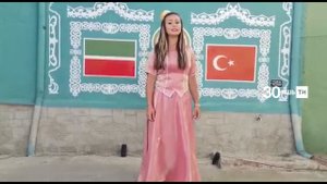 Искешәһәрдән татар кызы Серай Эрдоган "Айрылмагыз" җырын башкара