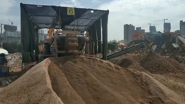 Мобильный дробильно-сортировочный комплекс с железоотделителем  на переработке строительных отходов