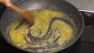 Я добавил в сковороду сахар и банан, и получился восхитительный ♥ рецепт быстрого приготовления