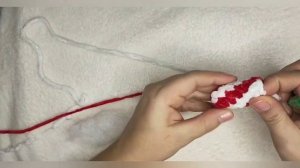 #diy новогодние поделки Игрушка на ёлку крючком из плюшевой пряжи. леденец крючком.
